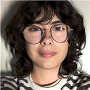 Ilustradora profesional bilingüe con formación artística, apasionada por su trabajo y el arte, especialmente el cómic y manga.